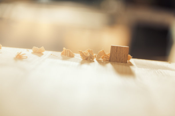 木头上的木头中间的木头，但适当模糊图片下载