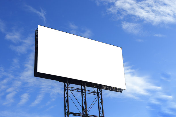 空白广告牌模拟对蓝天背景的景观视图。营销推广户外理念图片下载