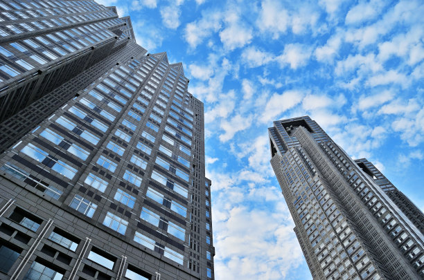 新宿的摩天大楼和蓝天图片下载