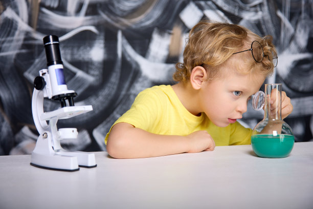男孩在儿童实验室用真正的工具进行科学实验图片下载