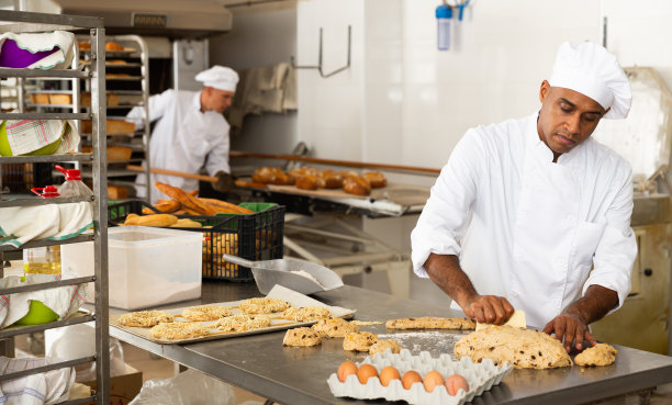 在面包店的厨房做甜面包和鸡蛋图片下载