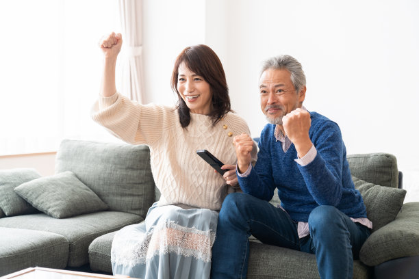 老年夫妇在客厅看电视图片下载