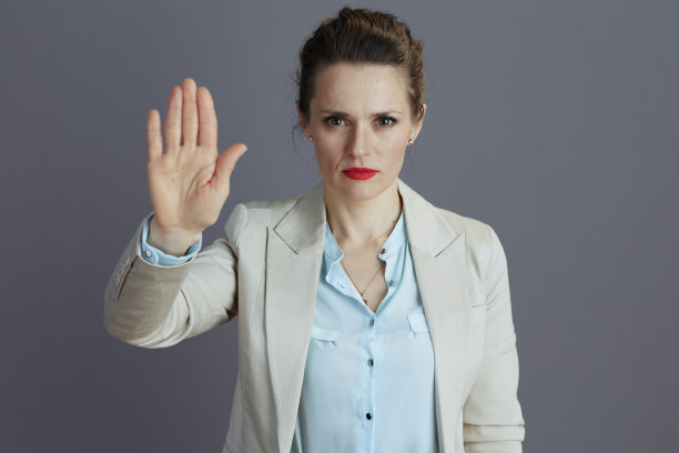 时尚的40岁女企业主正在做停止手势图片下载