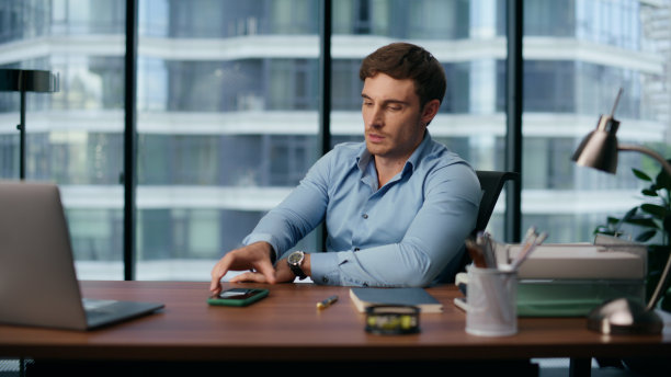 压力大的老板在谈论移动办公室内部。紧张的男人拿起手机图片下载