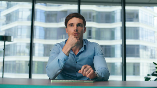 工程师操作全息动画坐在未来的办公室近距离。图片下载