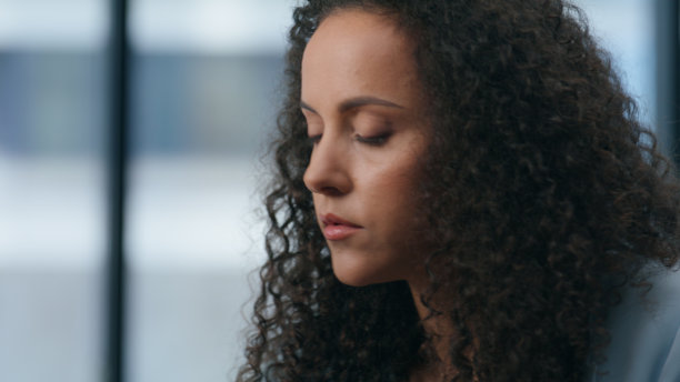严肃的经理工作电脑桌特写。女商人上网图片下载