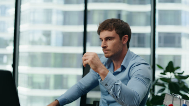 男人生气了，工作失败了，坐在办公室桌子上凑近。经理感到灾难。图片下载