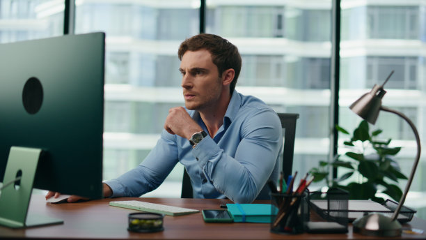 愤怒的办公室经理看着电脑上的坏消息。危机的概念。图片下载