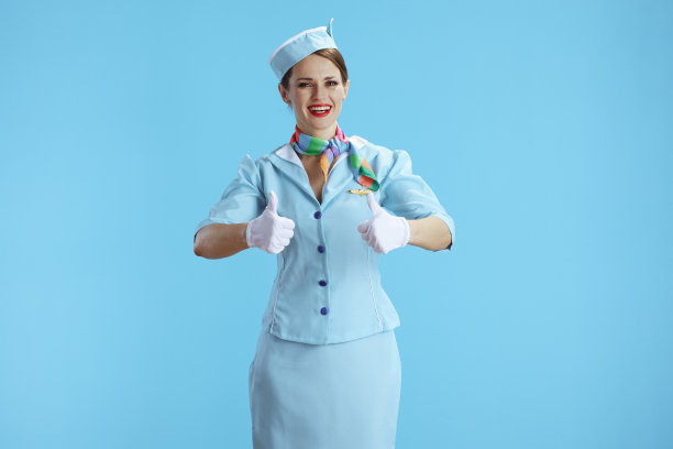 快乐的现代空姐穿蓝色衣服竖起大拇指图片下载