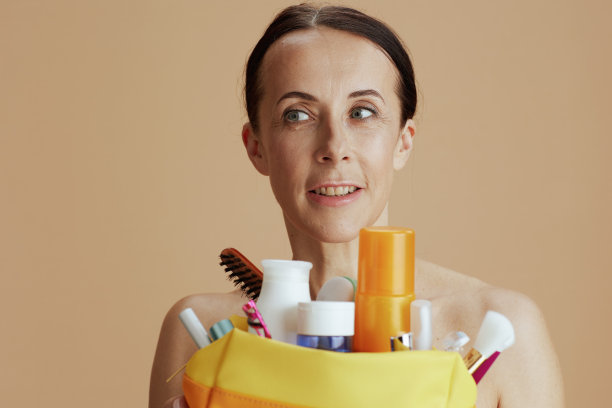 一个40岁的现代女人，穿米色衣服图片下载