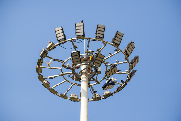 城市中一个巨大的环形聚光灯的特写图片下载