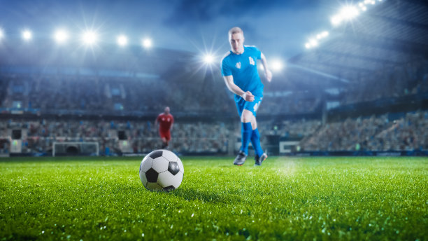 世界足球锦标赛:足球运动员跑去踢球。球馆草地上的球，全场观众欢呼。国际比赛。电影镜头捕捉到完美的胜利。图片下载