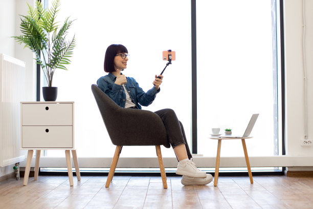 员工在办公室内部用手机自拍图片下载