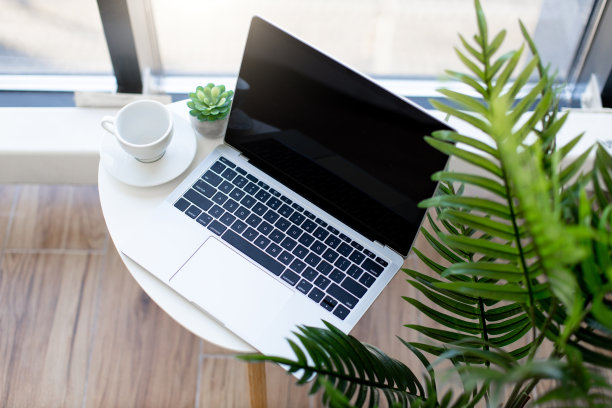 无线笔记本电脑放在桌子上的咖啡杯在办公室图片下载
