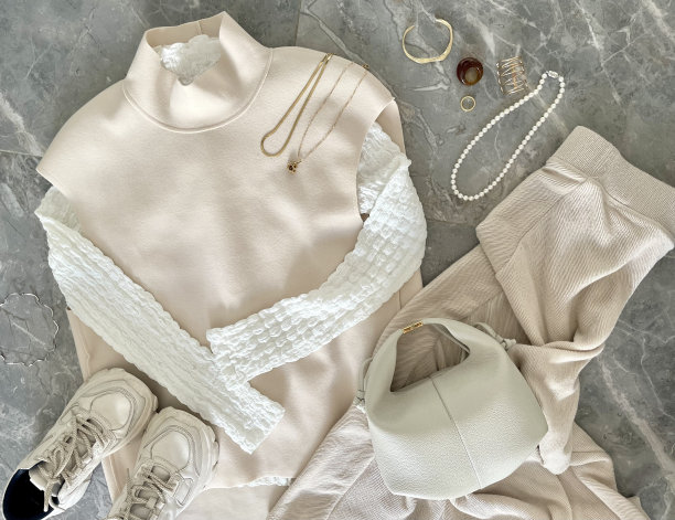 白色的时尚。有质感的高领长袖上衣图片下载