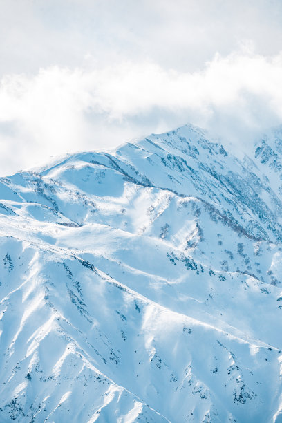 皑皑白雪的日本山，日本白波图片下载