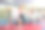 女孩在自卫训练中向男子表演肘击和锁腕图片下载