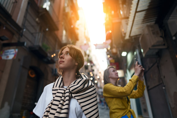 两名女游客游览古城。图片下载