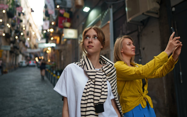 两名女游客游览古城。图片下载