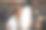 十几岁的女孩在街上拿着棉花糖。图片下载