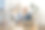 女士拿着摩天大楼模型坐在办公室的笔记本电脑前图片下载