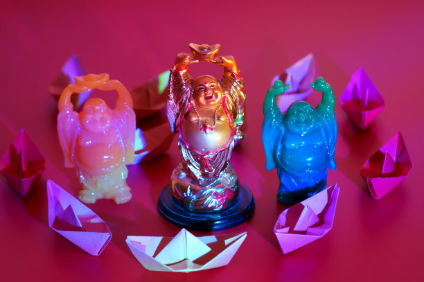 紫色背景上的佛像。图片下载