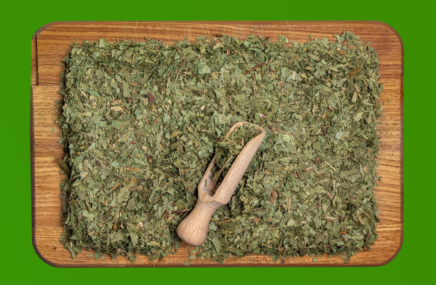 药用植物桉叶的干叶背景。干香的碎叶。图片下载