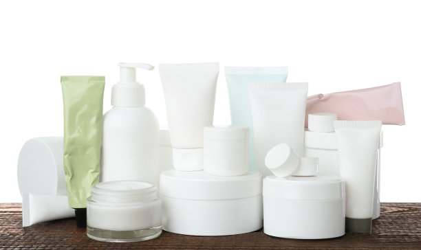 一套不同的化妆品在木桌上对白色背景图片下载