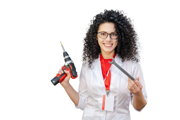 拿着螺旋枪和工具的年轻女孩。准备修理。孤立的图片下载