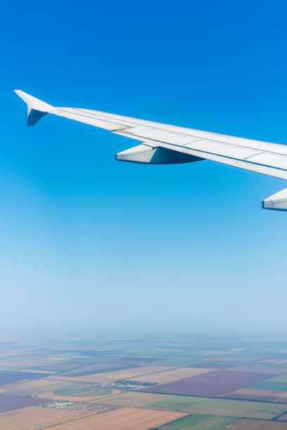 在一个晴朗的夏日早晨，飞机起飞时窗外的景色图片下载