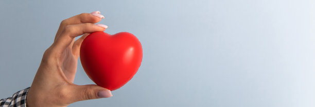 女人捧着红心图片下载