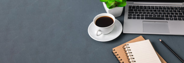 桌上有笔记本的记事本图片下载