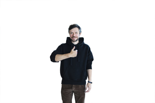 穿着便服、满脸胡须、微笑的年轻英俊男子在白色背景上独自摆姿势，竖起大拇指图片下载