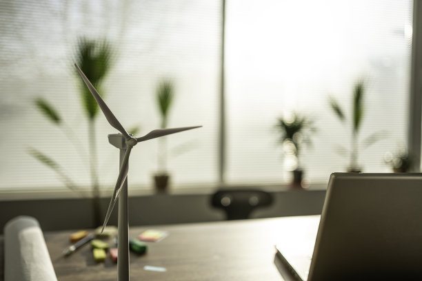 日落时风能工程师的办公室。图片下载