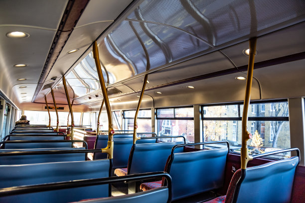 在英国的双层巴士里图片下载