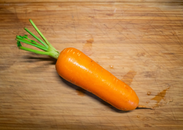 砧板上的胡萝卜图片下载