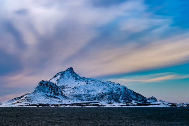 挪威，诺德兰，挪威海中的雪山图片下载