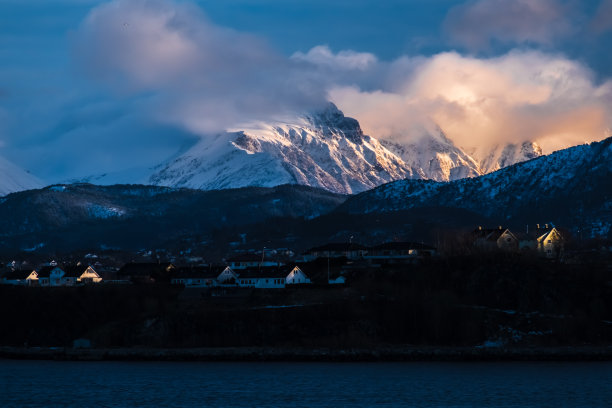 挪威诺德兰，挪威海上冬季日出时的雪山图片下载