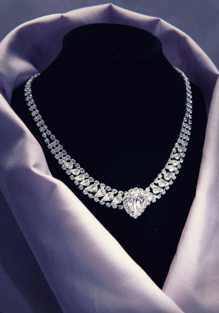 宝石项链在黑色和粉红色的背景图片下载