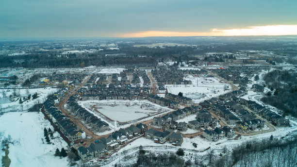 冬季在郊区建造的新房子的航拍照片图片下载
