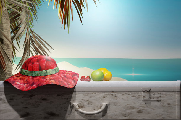 夏日背景与旅行行李和棕榈树在海滩上图片下载