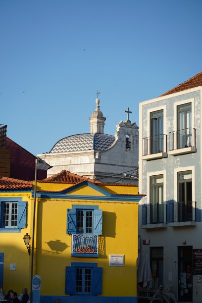 古典的老村庄和教堂图片下载