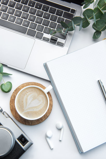 桌子上有笔记本电脑、咖啡、笔记本和相机图片下载
