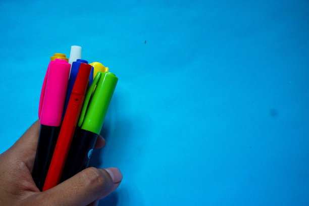 印尼盾货币对象，标记和杯子在蓝色背景的股票照片图片下载