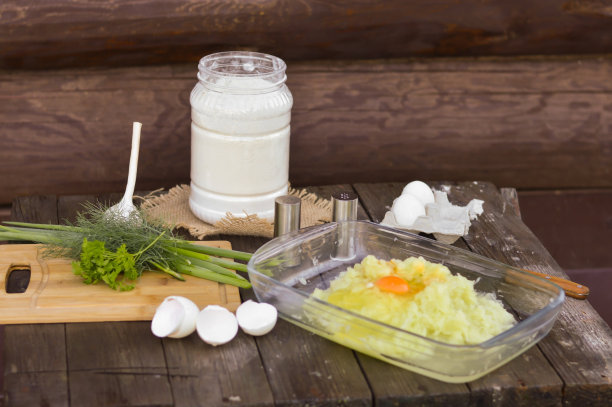 盛有面团的碗用来做西葫芦煎饼。靠近面粉，鸡蛋和盐。面团准备好了。一步一步的照片食谱制作西葫芦油酥面团图片下载