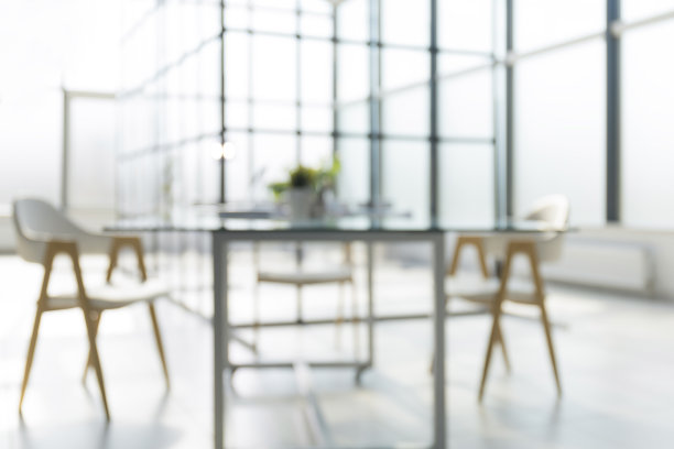 时尚的工作空间，配有笔记本电脑和办公用品。案头工作概念。模糊。图片下载