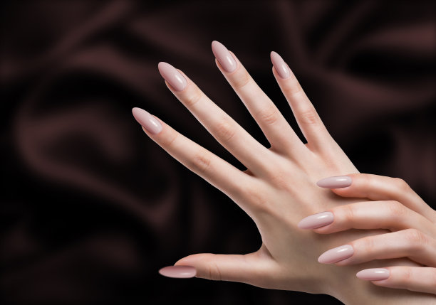 惊人的天然指甲。女人的手和干净的指甲。使用棕色上光剂。图片下载