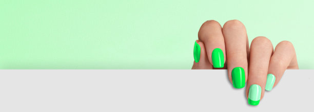 修剪整齐的女人手里拿着白纸。时尚的绿色指甲设计。图片下载