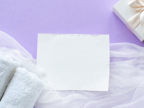 卷毛巾，白色礼盒和纸卡复印空间图片下载