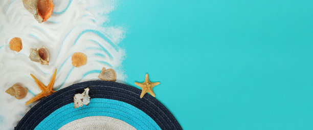 夏季帽子和贝壳在沙子上的俯视图与复制空间图片下载